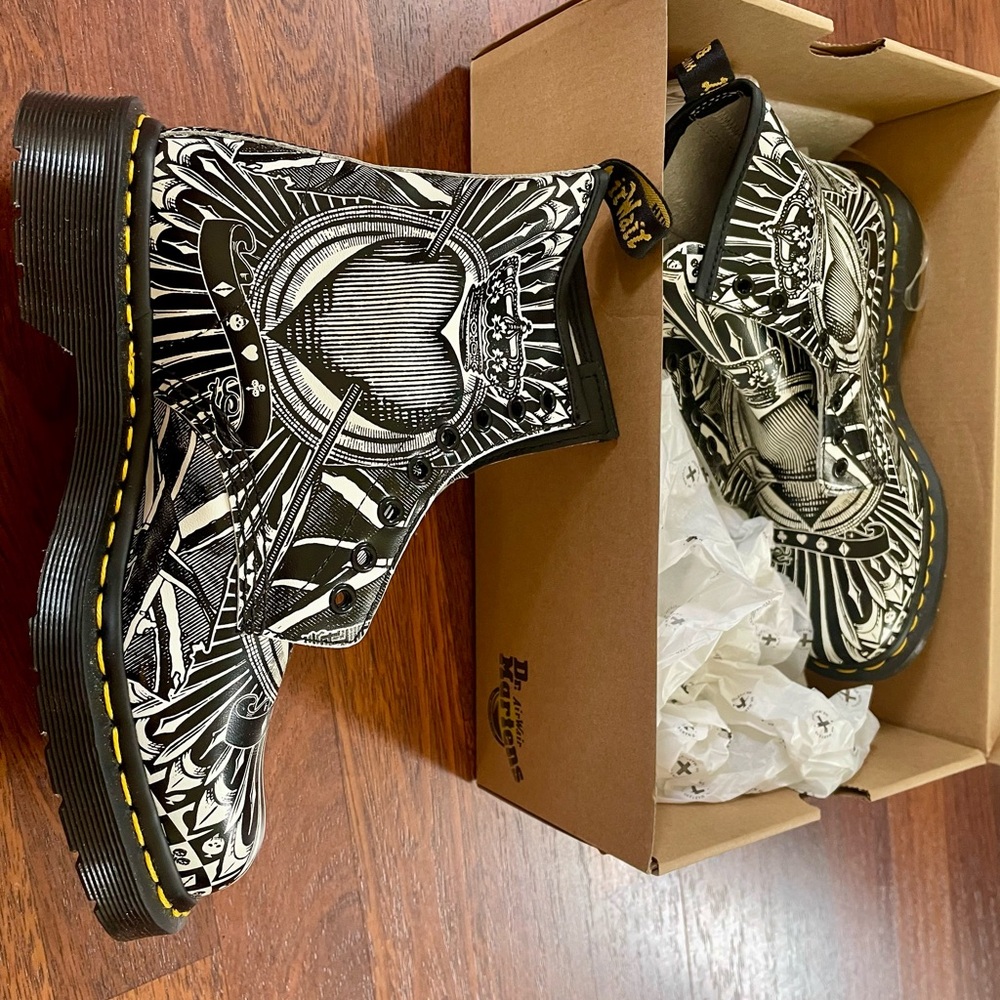 Dr. Martens 1460 Egret Playing Card Backhand size 7 US Women’s